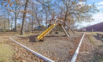 Spacious Pet-friendly Lakeview Condo w/ Boat Slip & Pools