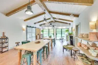 8 Mi to Lake Michigan: Creative Retreat w/ Deck! - Апартаменты