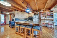 Roots Rustic Retreat Tree-Lined Cabin in McCall - Spa