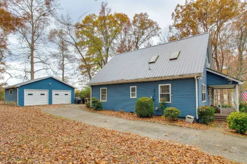 2 Mi to Tims Ford Lake! Cozy Cottage w/ Fireplace - 3-Star