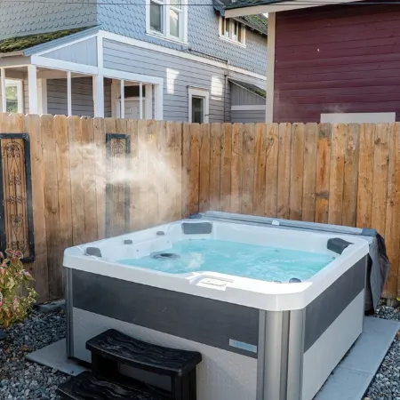 The Rustic Rose - 4 Bedroom House w/ Hot Tub Near Downtown