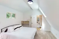 Cozy Restful Treehouse Feel Home w/ gas Grill & AC - 3-Star