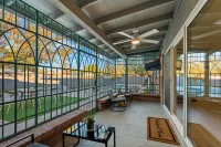 Lester Place: Retro-Inspired Artist’s Escape with Pool!