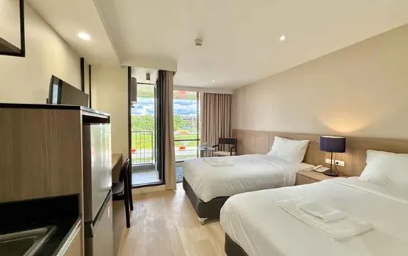 ห้องดีลักซ์ 1 เตียงควีนวิวสระว่ายน้ำ (มีอ่างอาบน้ำ)