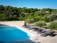 Villa in Lubéron with Saltwater Pool Hoteles en Apt