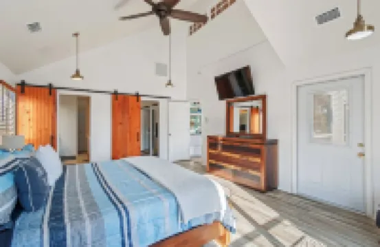 Wake up to river views:dreamy 4 bedrooms escape by the city beach in Dunnellon.
