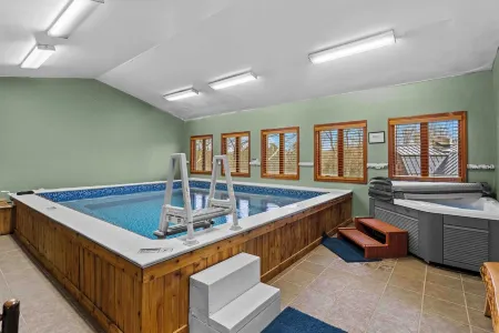 Private indoor pool & hot tub, 10 minutes to Gore, 25 minutes to Lake George