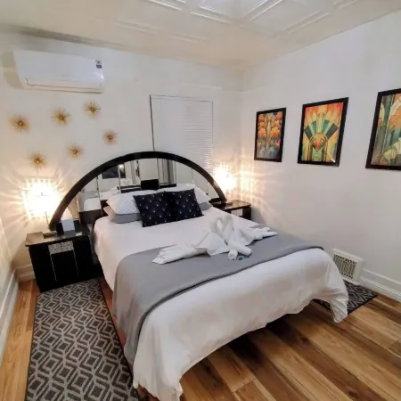 Deco Studio Retreat With Fireplace, Wifi, Queen Bed