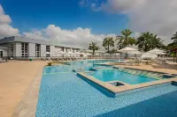 Hummer Hotel - Pools