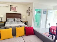 Comfy & Inviting Poolside Casita Near Bike Path Hotels in Reseda