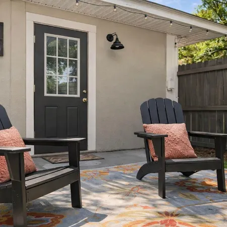 Private Yard Escape - 8 Min to Beach - Quiet &Stylish