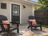 Private Yard Escape - 8 Min to Beach - Quiet &Stylish