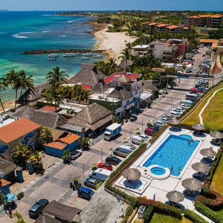 Stylish Apartment Near Beach & Dining With Pool, hot Tub, Tennis, & Large Patio