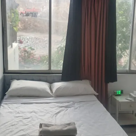 Secure building, walk to beach, near shops and mall