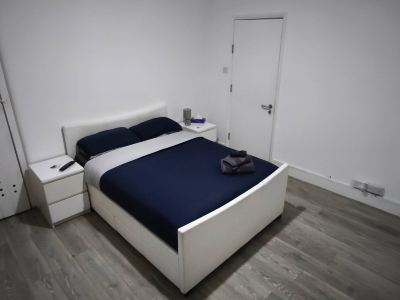 Top Location Large Double Room w Private Bathroom