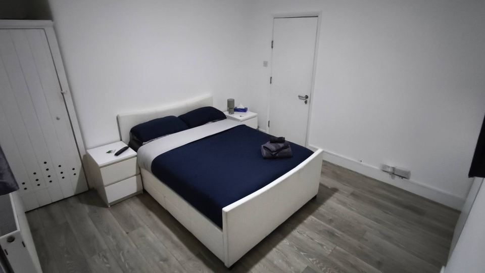 Top Location Large Double Room w Private Bathroom
