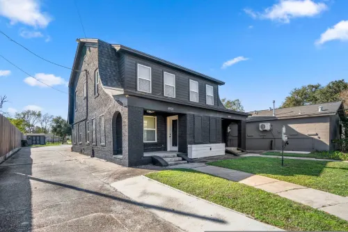 Modern 2BR Home With King Beds Near Downtown - Condos