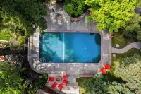 Redwood Hyperion Suites - Pools