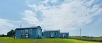 The Lazy Llama Shepherd Hut & Sauna Farm Stay Hotel di 