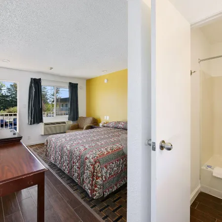 Budget Inn by 101 Bus from Downtown
