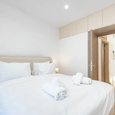 Sunlit Charm Modern 2BR Apartment With High-speed Wifi