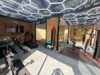 阿希希克現代全裝修一卧特大床套房 - 步行可至所有地方 - 健身室/gym room