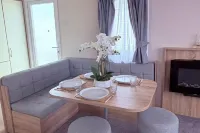 2-Bed Caravan - Sleeps 6 - Pet Friendly - Parking - 2-Star