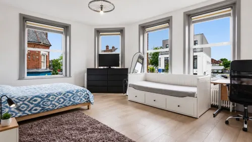 Charming Two Bedroom Apartment in Strawberry Hill - Wi-Fi
