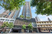 Top Floor! 2Bed/2Bath/1Car/Pool ~ VIEWS ~ CBD - Bintang 2