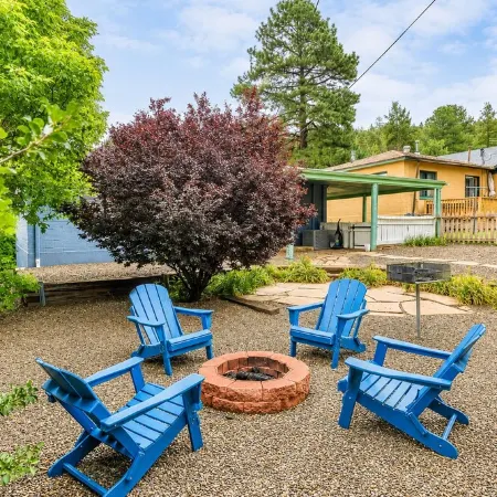 Route 66 Bodacious Bungalow w/AC, Fully Fenced Yard, W/D, 4 Smart TVs, Fast WiFi