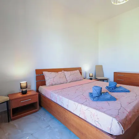 Modern Top Floor APT With Back Balcony