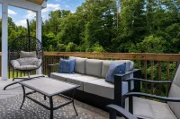 Modern Forest Escape w/ Pickleball, Hot Tub, Sauna, Gym, Fire Pit & Gameroom! - 3 星級