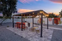 The Lazy Palm Private Lazy River Pickleball - Jacuzzi