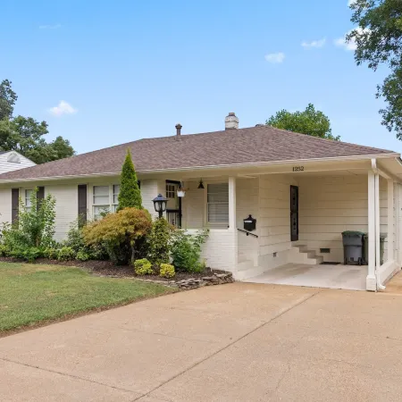 Modern Memphis Retreat - Sleeps 7 - Fireplace