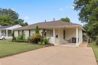 Modern Memphis Retreat - Sleeps 7 - Fireplace - Homestays