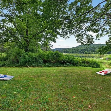 1/2 mile to EVL, Lake, HOT TUB, Pets welcome