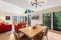Hidden Gem, 4 Min to Lift 7 Garage, Hot Tub, Lux Kitchen, Big + Bright 4 Bedroom Condo by RedAwning - Balkoner