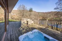 Riverbank- Glass-Fronted Riverside Stay -Hot Tub - Villas
