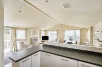 2 Bed Caravan - Sleeps 6 - Pets - Pool - Parking - Villas