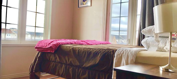 Quiet Room Around York University Subway Hotels in Торонто