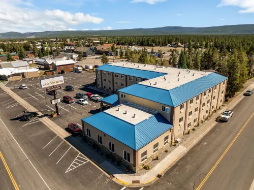 Yellowstone West Gate Hotel - parking