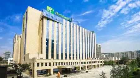 Holiday Inn Baoji Central Отели рядом с достопримечательностью «Jintai Taoist Temple»