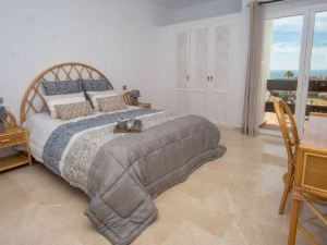 Moderno apartamento reformado de 2 dormitorios y 2 baños, excelentes vistas al mar y al golf