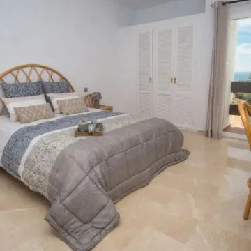 Modern 2 Bed ,2 Bathroom Refurbished Apartment , Outstanding Sea and Golf Views