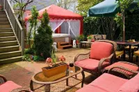Queen Vic Guest House Hotels in Provincetown