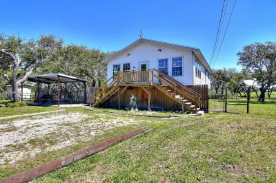 Fantasy Oaks Lodge 4 Bedroom Home by RedAwning