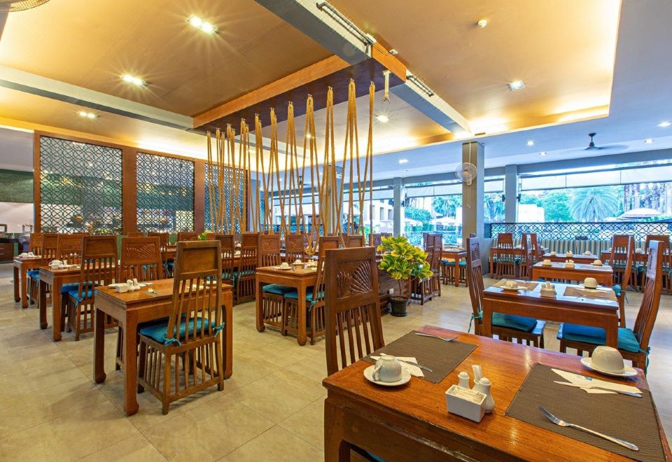 라와이 팜 비치 리조트의 푸른 수영장과 야자수