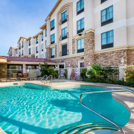 Comfort Inn & Suites Henderson - Las Vegas Отели рядом с достопримечательностью «Хендерсон»