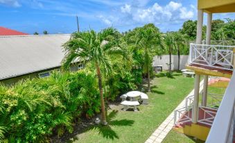 Two Bedroom Apartment with Pool Located Near the Beach and Kensington Oval