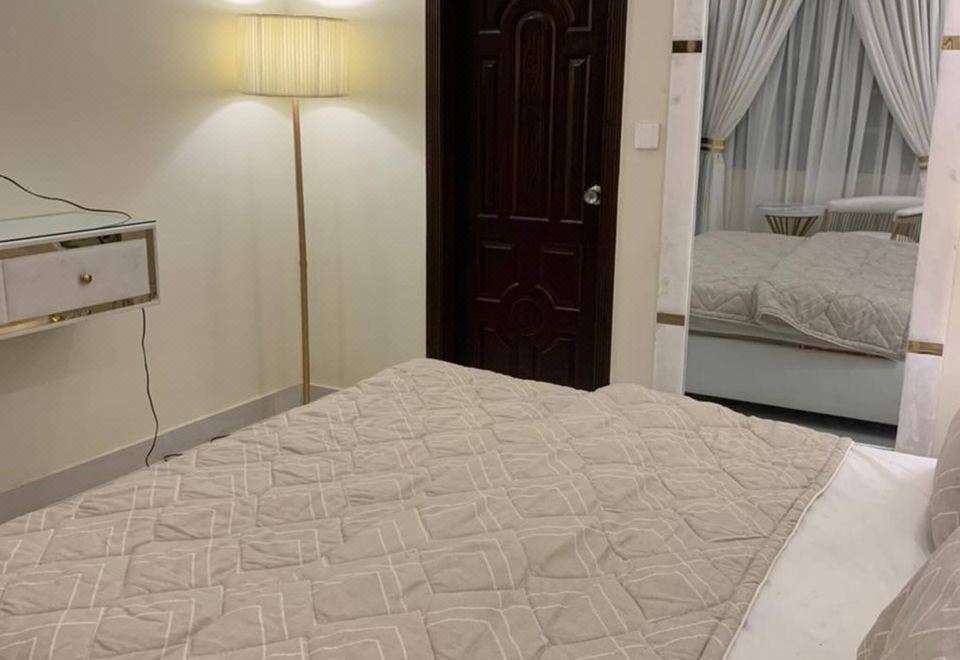 1 Bedroom Apartment Designer Furnished Diamount-10